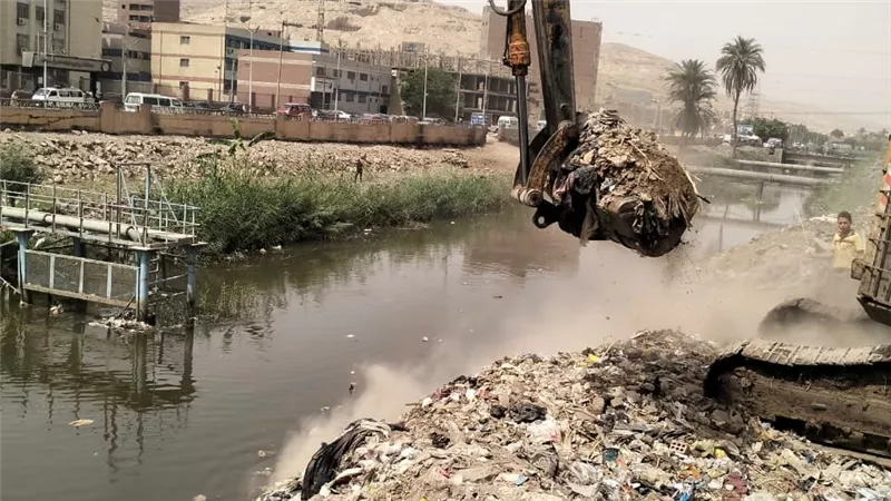 محافظ أسيوط يوجه برفع تراكمات القمامة على ضفاف ترعة الملاح بحي غرب 