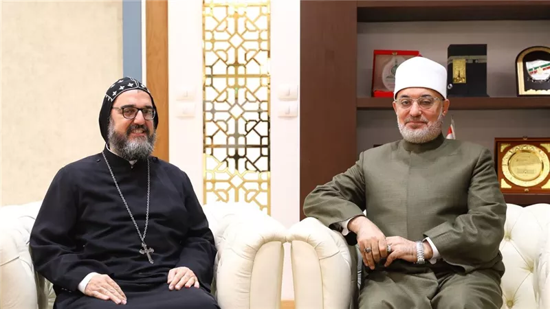 مفتي الجمهورية يستقبل كاهن الكنيسة السريانية في مصر للتهنئة بعيد الأضحى
