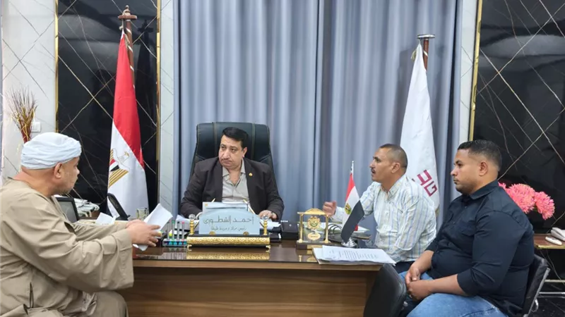 رئيس مركز طهطا يعقد اللقاء الجماهيري الأسبوعي للاستماع إلى شكاوى المواطنين