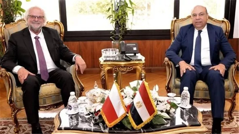 وزير الطيران يبحث مع سفير بولندا زيادة الرحلات وتنشيط السياحة الوافدة لمصر