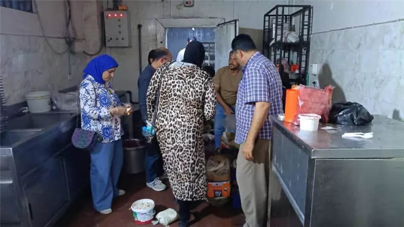 ضبط مصنع غير مرخص لإنتاج الألبان والتحفظ على 285 كيلو مواد غذائية بالسويس