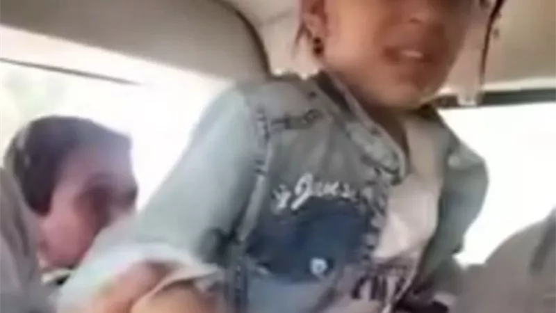 سقوط سيدة متهمة بخطف طفلة في الشرقية أثناء الهروب بها داخل ميكروباص
