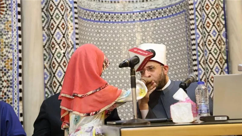 بلفتة إنسانية.. وزير الأوقاف يُقبل يد طفلة من أبناء الوافدين من مسجد الحسين