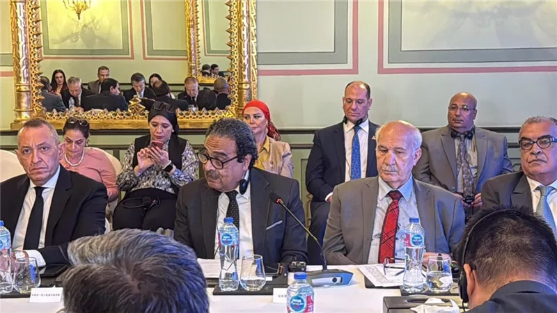 رئيس المصري الديمقراطي ونائبه يشاركان بمائدة مع وفد الحزب الشيوعي الصيني
