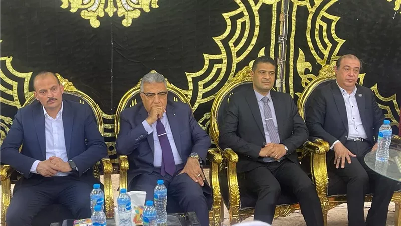 محافظ الدقهلية يقدم العزاء لأسر ضحايا حادث تصادم طريق شرق العوينات بمنية النصر