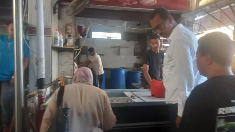 حملات تفتيشية مكثفة بحي الأربعين لضبط الأسواق ومراجعة تراخيص المحال التجارية