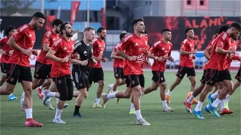 الأهلي يدخل معسكرًا مغلقًا استعدادًا لموقعة الحسم أمام المصري