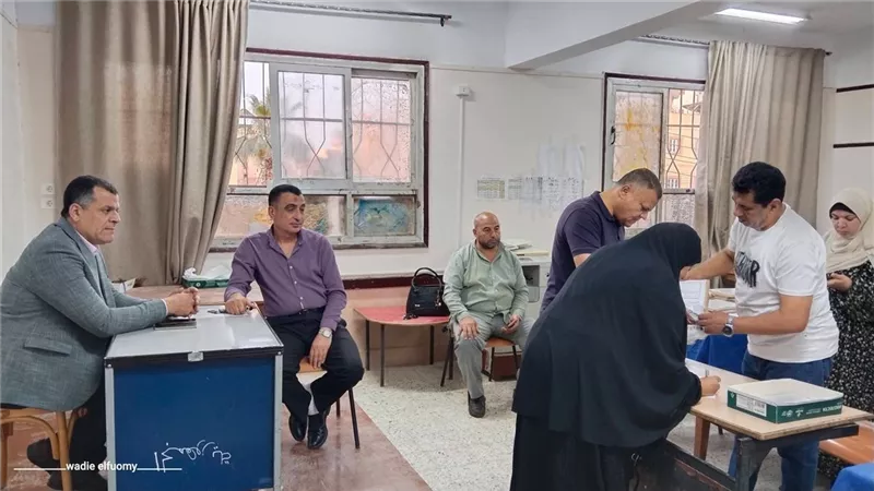 مدير تعليم دمياط يتابع تسليم مظاريف الأسئلة ويشدد على الانضباط داخل اللجان