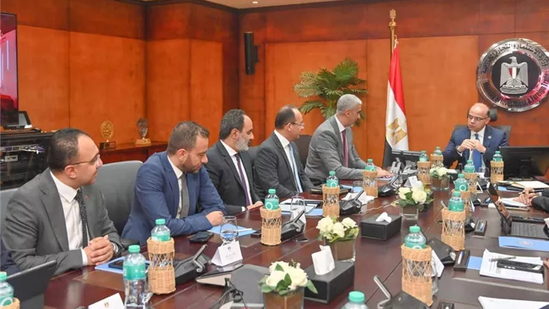 وزير الاستثمار يبحث مع ڤودافون تسريع التحول الرقمي لتعزيز التنافسية