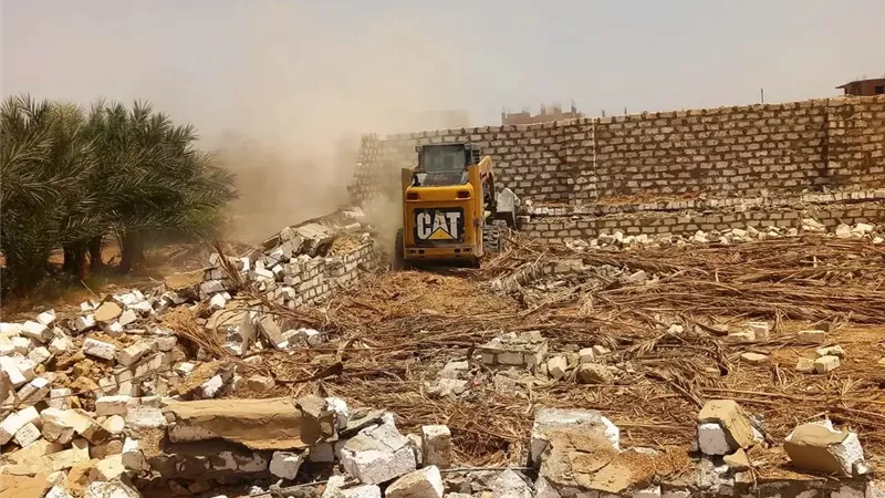 محافظ أسوان يتابع جهود إزالة التعديات ضمن المرحلة الأولى من الموجة الـ 29