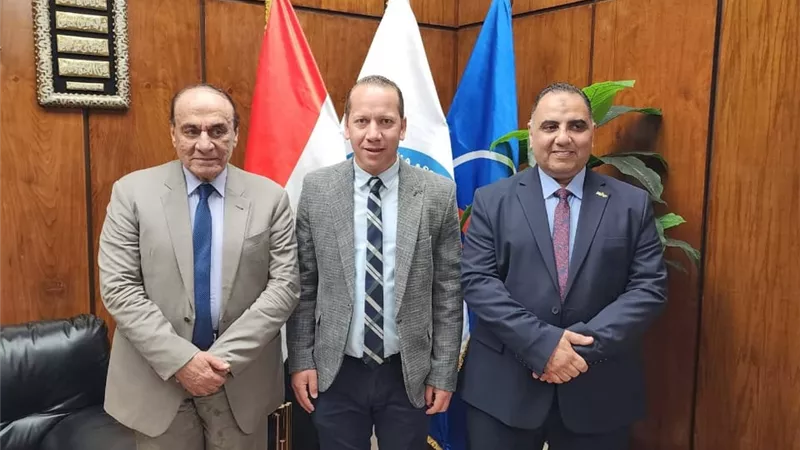 اللواء سمير فرج يشيد بإمكانات «البتروكيماويات المصرية» في زيارة تفقدية للشركة