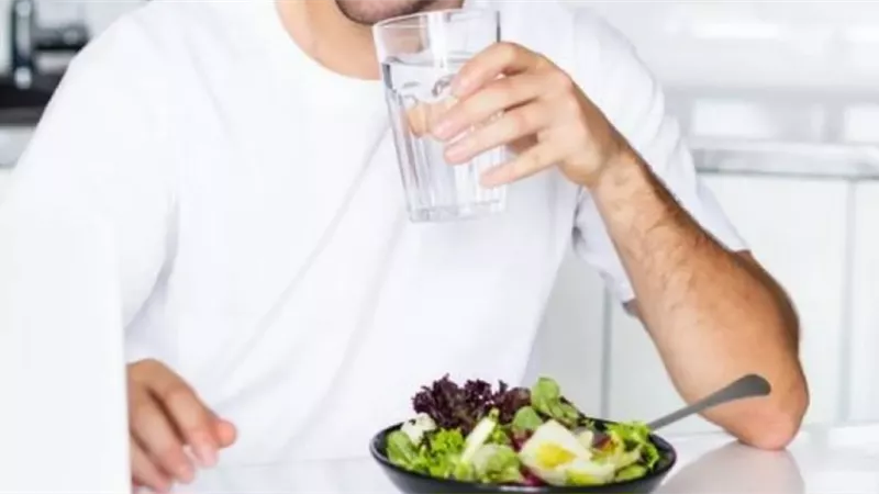 شرب الماء قبل الطعام هل له علاقة بارتفاع السكر أو انخفاضه؟