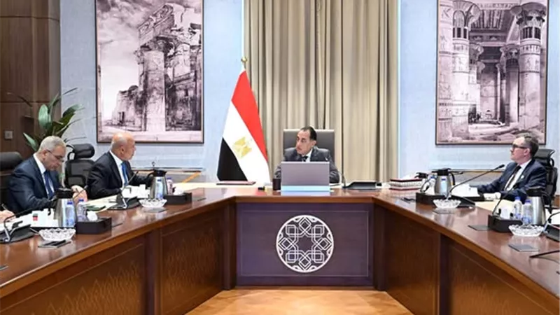 رئيس الوزراء يتابع الموقف التنفيذي لعدد من مشروعات قطاع الطرق