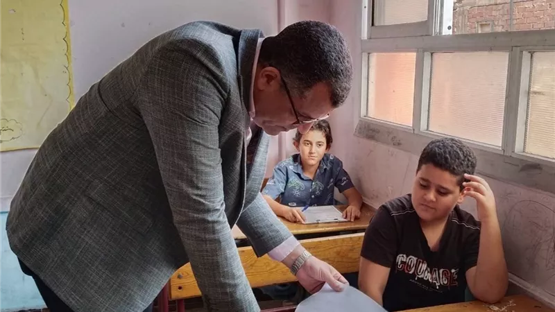 جولة ميدانية لوكيل وزارة التعليم بدمياط بمدارس الزرقا لمتابعة الامتحانات 