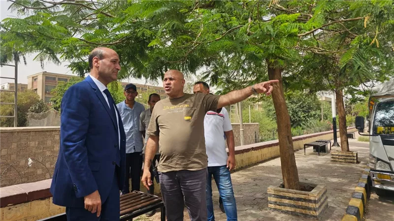 محافظ أسيوط يتفقد تركيب مقاعد خشبية بكورنيش الجامعة بحي غرب لتوفير أماكن جلوس 