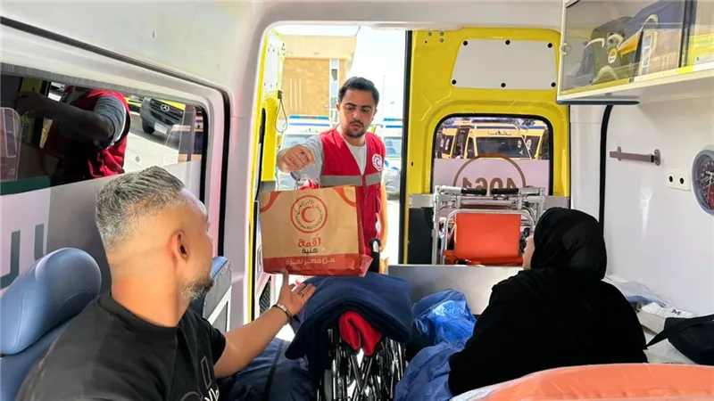 الهلال الأحمر المصرى يستقبل الدفعة 42 من المصابين الفلسطينيين