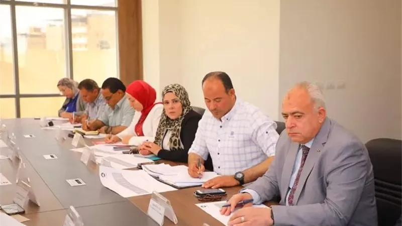 اجتماع برئاسة محافظ دمياط لإعداد قاعدة بيانات دقيقة للأنشطة التجارية والصناعية