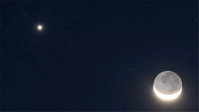 الليلة.. يتحد الهلال مع كوكب الزهرة والمشتري في اصطفاف نادر