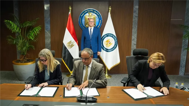 وزيرالبترول يشهد توقيع اتفاقية جديدة للتوسع في البحث والإنتاج بالصحراء الغربية