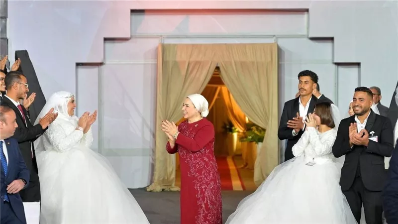 بأيادي مصرية.. إطلالة السيدة انتصار السيسي بتوقيع المصمم الشهير محمد سامي