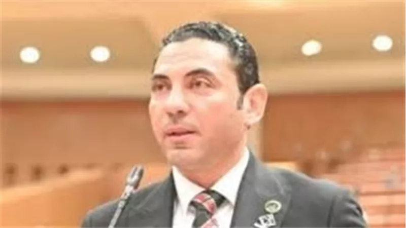 عمرو غنيم: دلع الأجداد للأحفاد تعويض عن قسوة الماضي وليس خللا تربويا