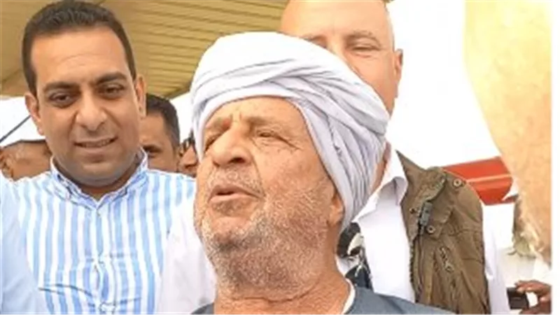 «لازم تتغدى معانا».. لفتة عفوية من مزارع بقنا تجاه وزير الري