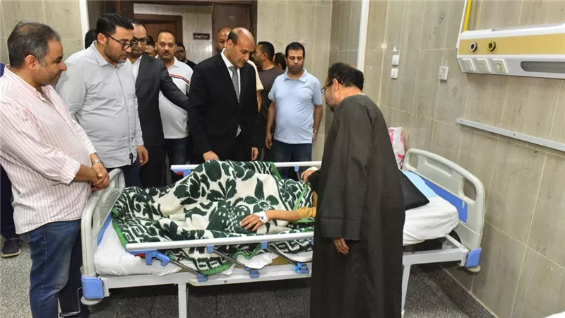 محافظ أسيوط يزور مصابي حادث أبنوب ويوجه بتوفير الرعاية الكاملة