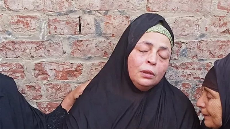 باعت دهبها وسددت ديونه.. تشييع جثمان زوجة فقدت حياتها على يد زوجها أمام طفليها