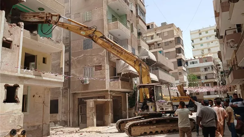 حي السويس ينفذ قرارات إزالة ضمن الموجة 29 ويستعيد 300 متر تعديات