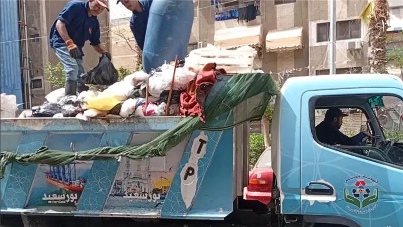 محافظ بورسعيد يوجه بمواصلة حملات النظافة اليومية للحفاظ على المظهر الحضاري