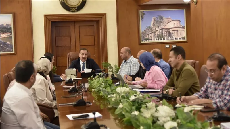 محافظ بورسعيد يبحث مقترحات تنمية عدد من مناطق جنوب والتوسع في المشروعات