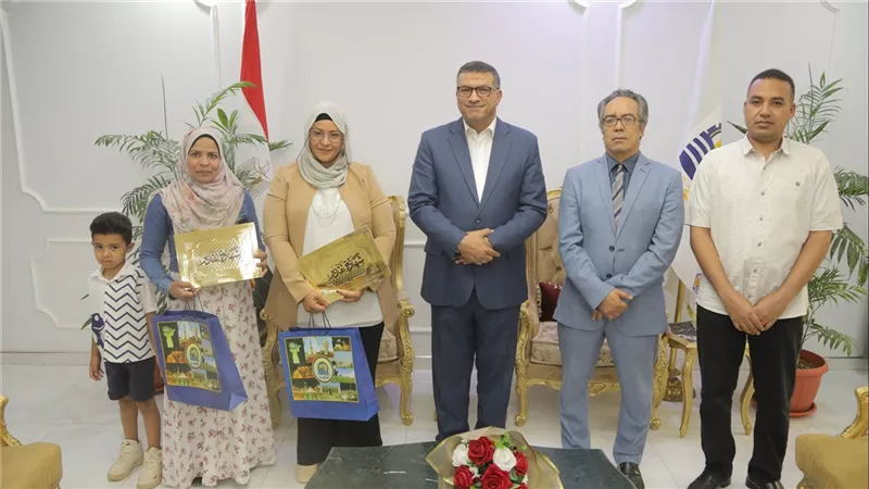 محافظ قنا يكرم سيدتين حصلتا على المراكز الأولى كأفضل تجارب للمتحررات من الأمية