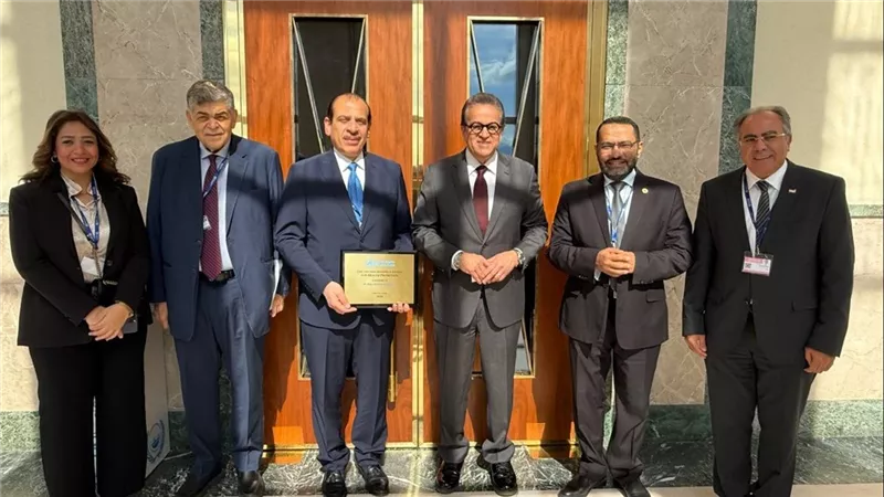 فوز نائب وزير الصحة والسكان الدكتور عمرو قنديل بجائزة “نيلسون مانديلا”العالمية