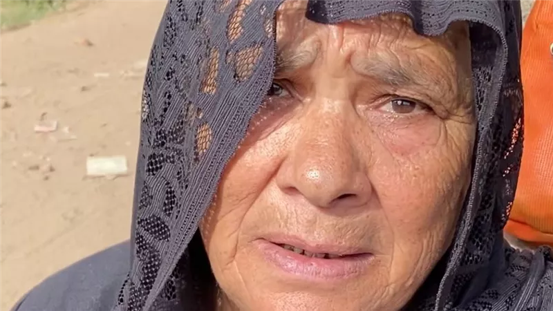 قلب حجر.. مأساة سيدة بالمنوفية تفترش الشارع بعد طرد أبنها لها 