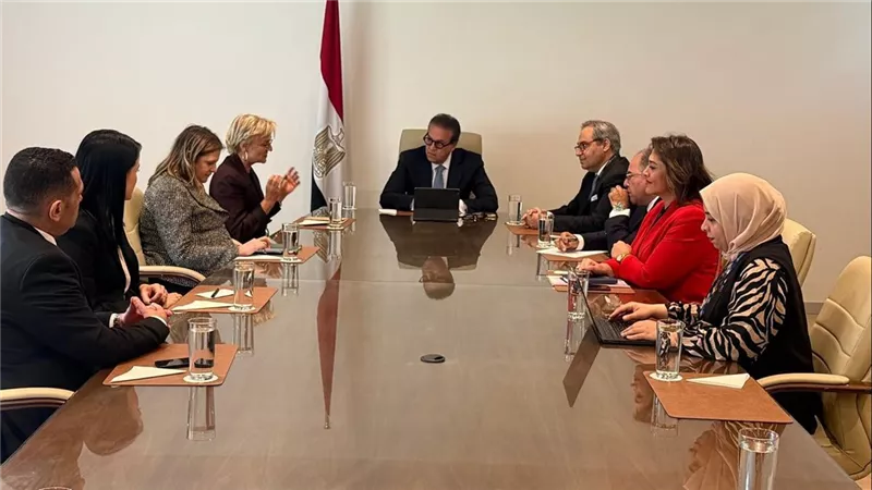 وزير الصحة يبحث مع شركات أدوية تعزيز صحة القلب في مصر