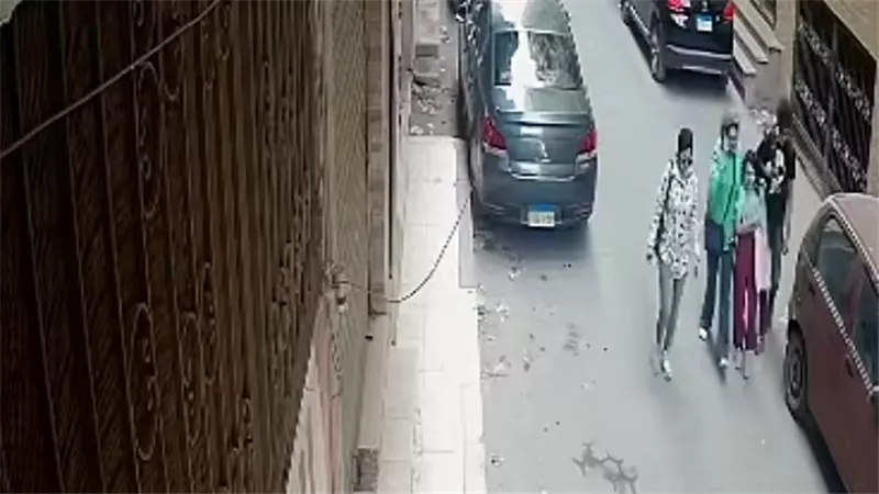 والد أطفال فيديو «الطرد من المنزل»: والدتهم تسلمتهم أمس وحررت محضرًا بالواقعة