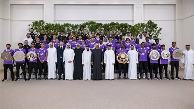 بينهم رامي ربيعة.. بن زايد يستقبل لاعبي العين بعد التتويج بالدوري الإماراتي