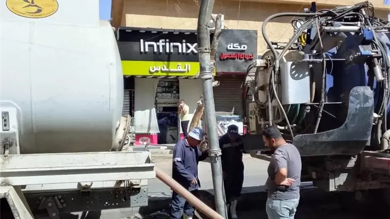 محافظ أسوان يدفع بمعدات دعم من القاهرة والجيزة لإنهاء طفوح الصرف وتحسين الخدمة