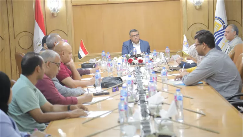 محافظ قنا يترأس اجتماع اللجنة التنفيذية للمشروعات الخضراء الذكية 