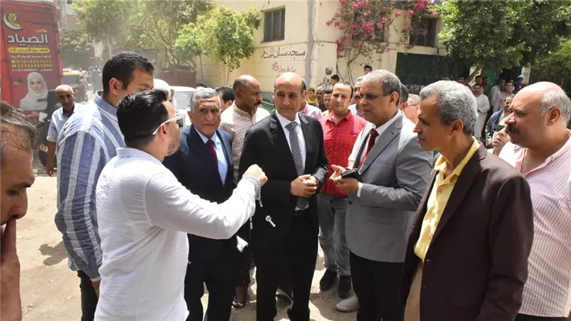 استمرارًا لجولاته الميدانية.. محافظ أسيوط يتفقد سوق الباعة الجائلين بمنفلوط 