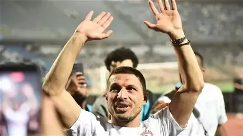 طارق حامد يدعم الزمالك من المدرجات في مباراة حسم بطل الدوري