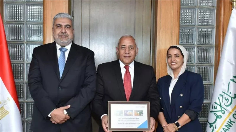 الأولى من نوعها.. البنك الأهلي المصري يطلق نسخة صديقة للبيئة من بطاقة 