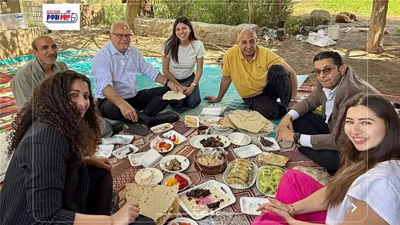سفير السويد «قاعد على الحصيرة الفلاحي».. جولة إنسانية تكشف سحر المنيا وأصالتها