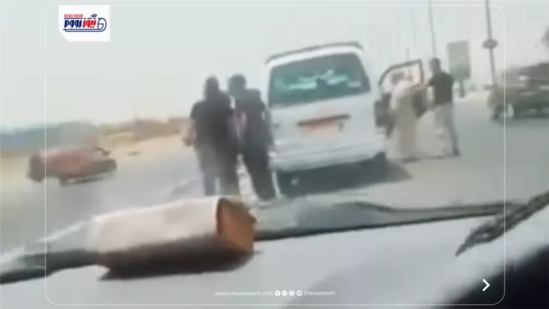 بالشبشب وأمام الركاب.. سائق ميكروباص يهين مسنًا بالفيوم