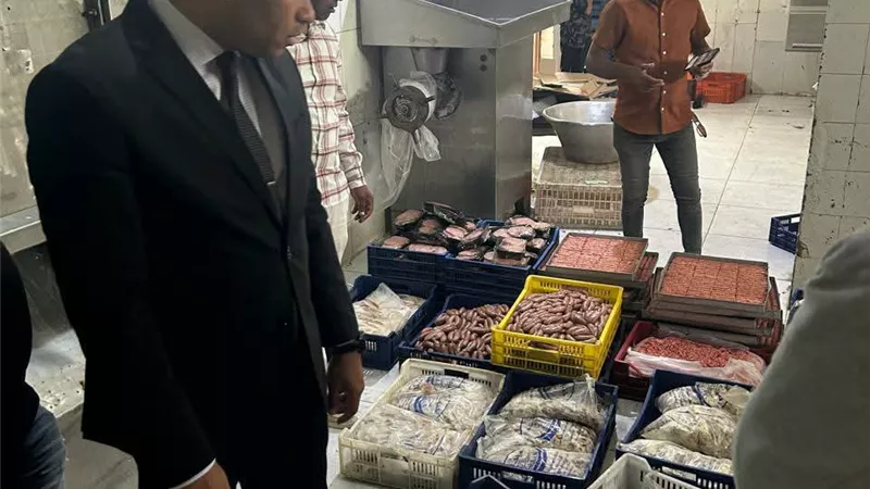 ضبط أكثر من 2 طن لحوم ودواجن غير صالحة للاستهلاك وغلق مصنع غير مرخص بالسويس