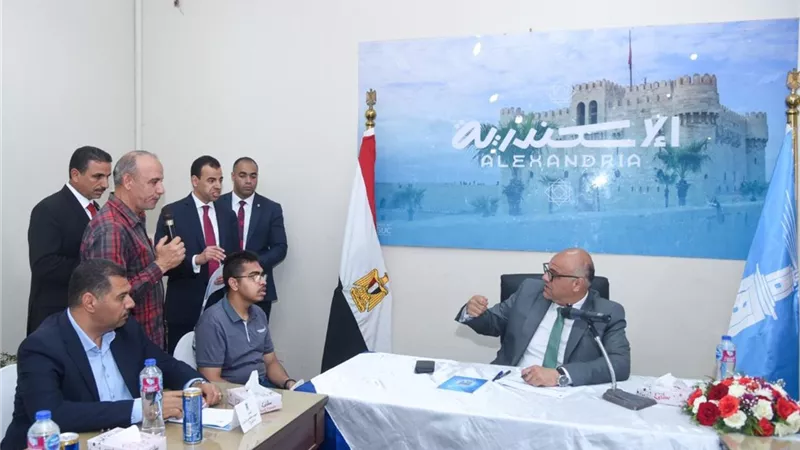 محافظ الإسكندرية يحل 40 شكوى ويوجه بتوفير فرص عمل في لقاء جماهيري بحي الجمرك