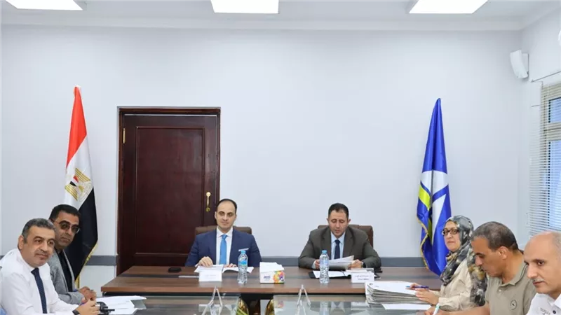 محافظ دمياط يبحث شكاوى المواطنين بعزبة البرج ويوجه بسرعة حل المشكلات