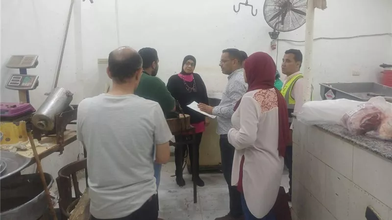 حملة مكبرة بحي السويس لمراجعة تراخيص المحلات والتأكد من سلامة السلع الغذائية