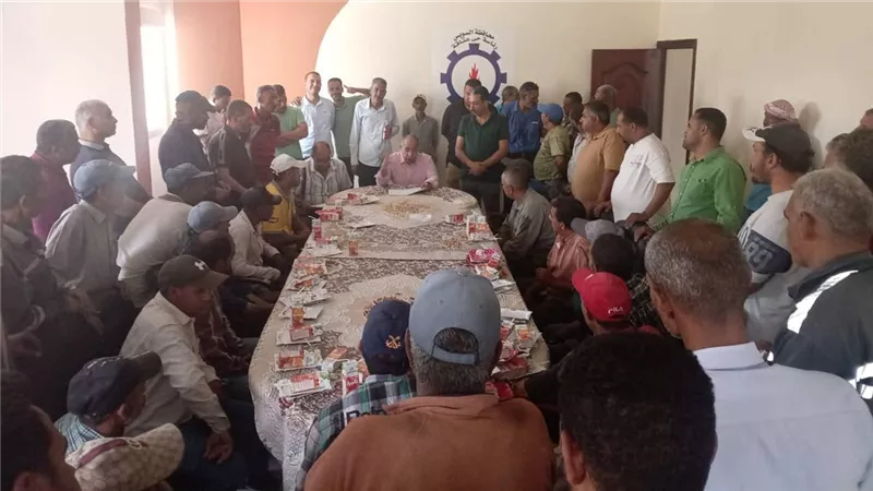 رئيس حي عتاقة بالسويس يكرم عمال النظافة والمرافق تقديراً لجهودهم الميدانية
