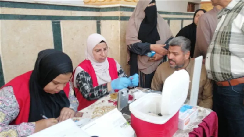 قافلة مبادرة الأمراض المزمنة تواصل فحص المواطنين بجمعية النوبة في السويس
